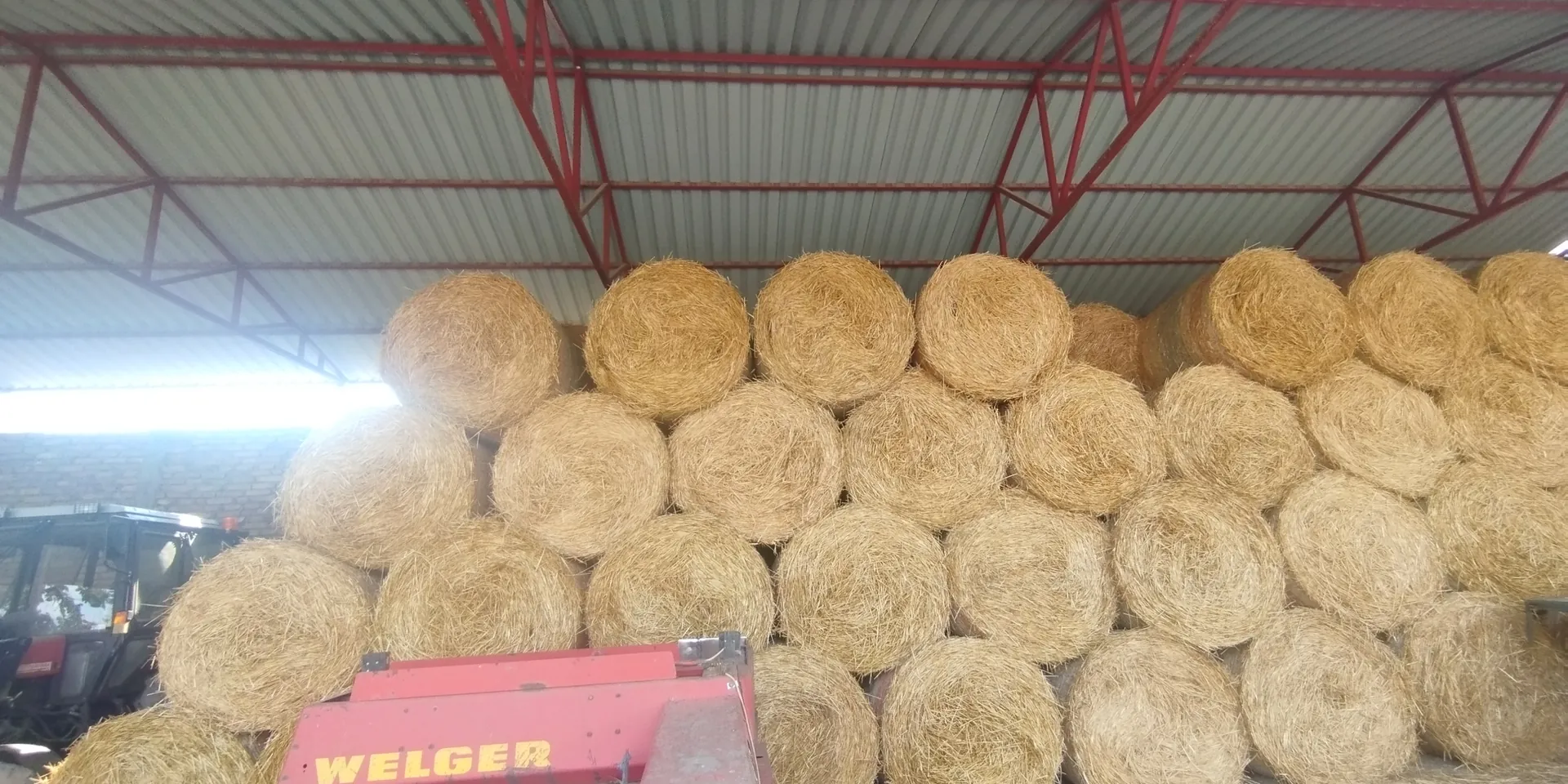Rolo bale slame u magacinu