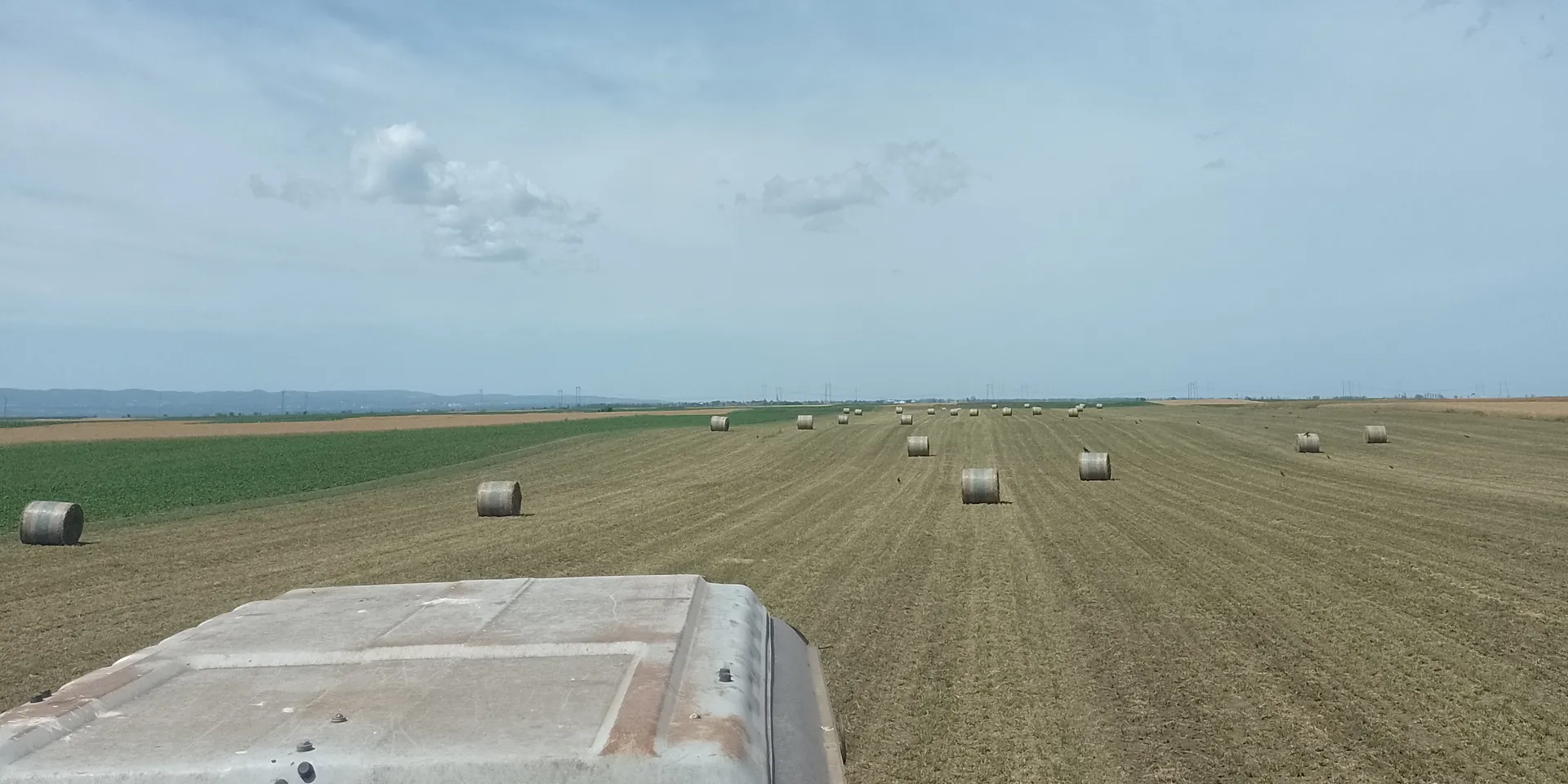 Bale na njivi, pogled iz traktora